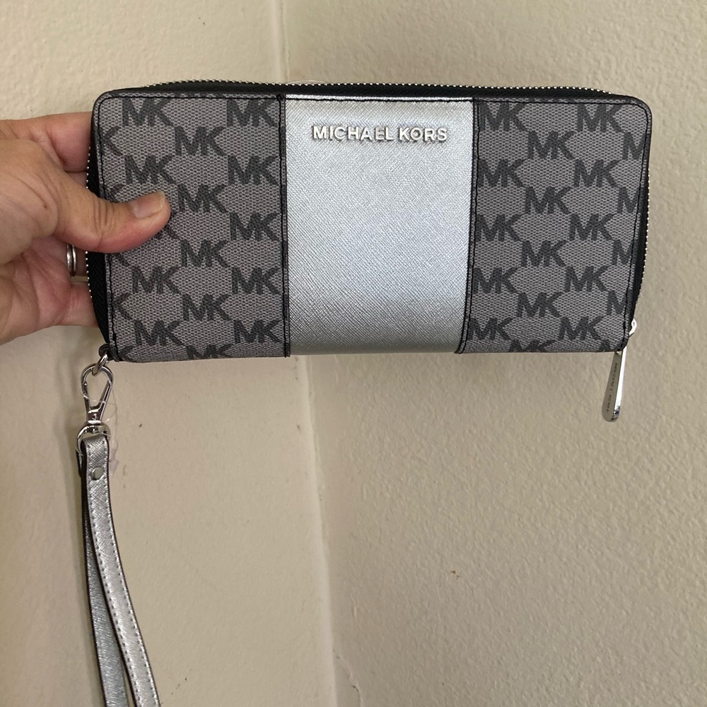 MICHAEL KORS 5PC SET - Picture 4 of 10